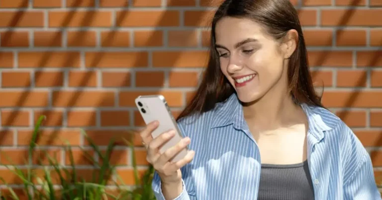 My Girlfriend is Addicted to Her Phone